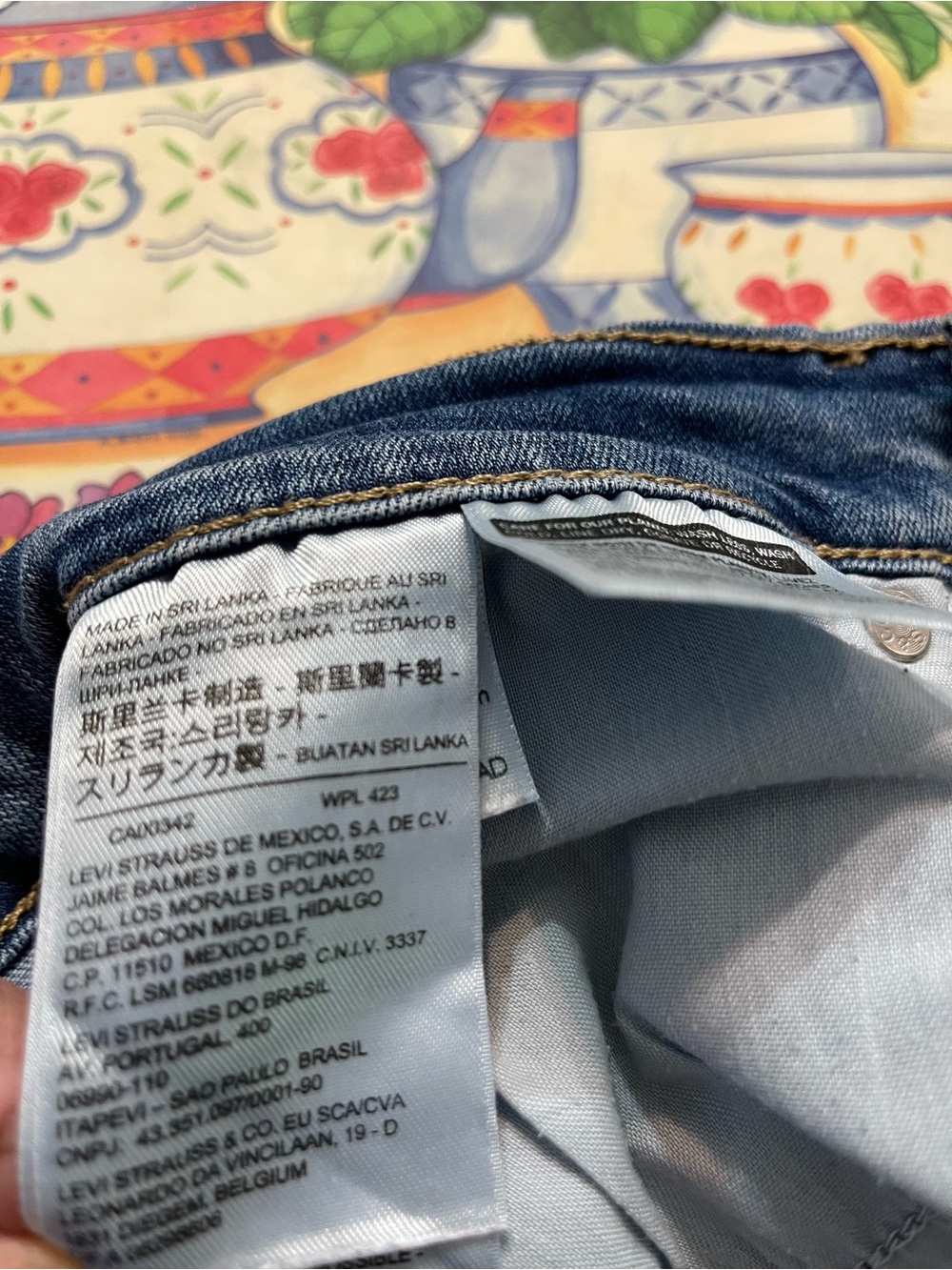Women’s Levi's Denim Bermudas or Shorts. Excellent Cond. size 27”. Size4 - Picture 7 of 8